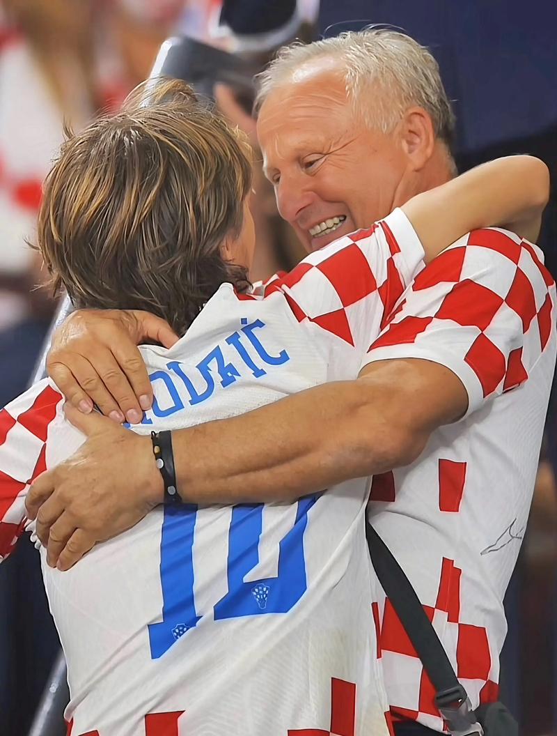 突施冷箭！穆迪运球到前场突然急停命中追身三分